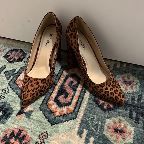 Faux Suede Cheetah Print Pointed Toe heels - Picture 2 of 3